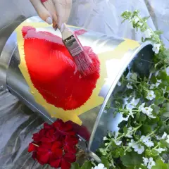 Wylewające się kwiaty z doniczki: Praktyczny przewodnik DIY