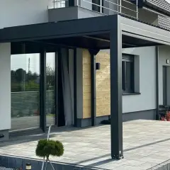 Nowoczesna pergola na tarasie, idealna do stworzenia zacienionego miejsca. Dowiedz się, jak zbudować pergolę na tarasie, by cieszyć się latem.