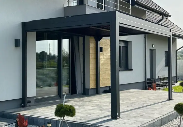 Nowoczesna pergola na tarasie, idealna do stworzenia zacienionego miejsca. Dowiedz się, jak zbudować pergolę na tarasie, by cieszyć się latem.