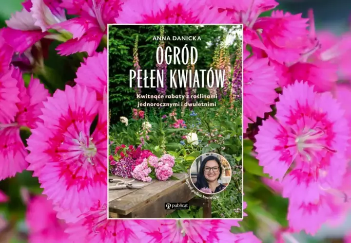 Różowe kwiaty otaczają okładkę książki "Ogród pełen kwiatów". Anna Danicka zaprasza do swojego kwitnącego ogrodu.