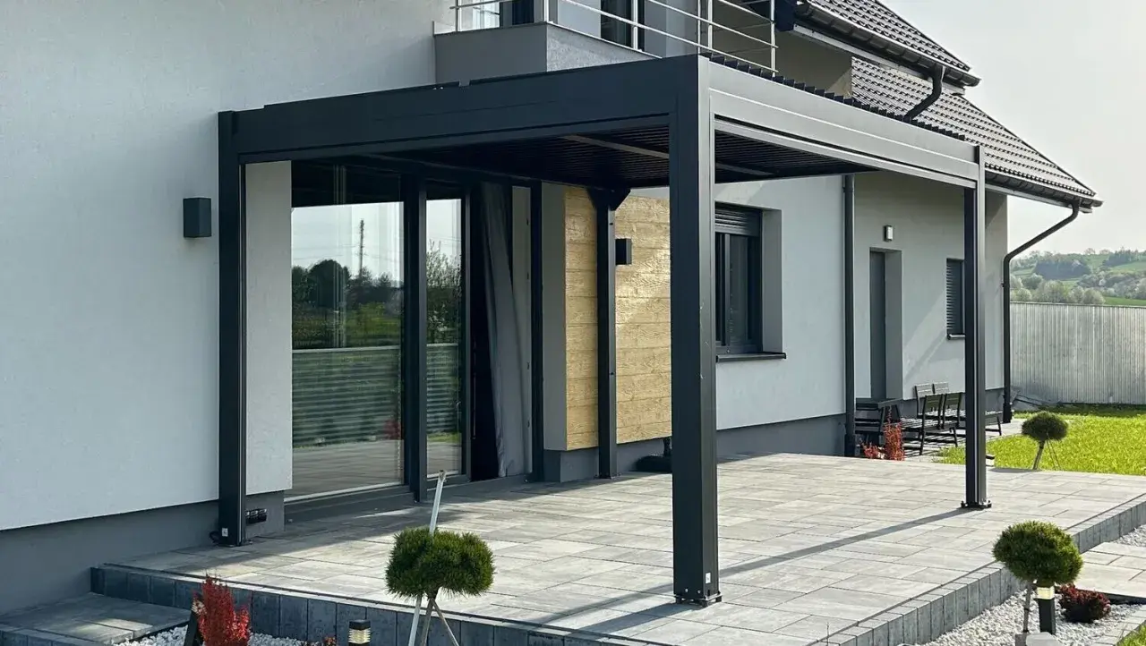 Nowoczesna pergola na tarasie, idealna do stworzenia zacienionego miejsca. Dowiedz się, jak zbudować pergolę na tarasie, by cieszyć się latem.