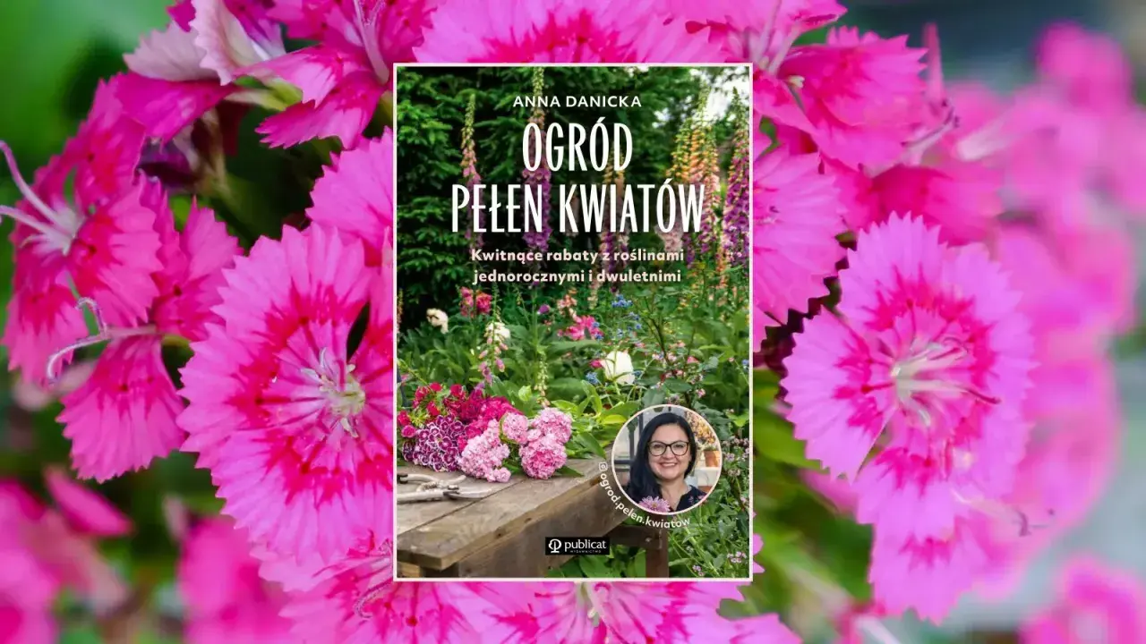 Różowe kwiaty otaczają okładkę książki "Ogród pełen kwiatów". Anna Danicka zaprasza do swojego kwitnącego ogrodu.