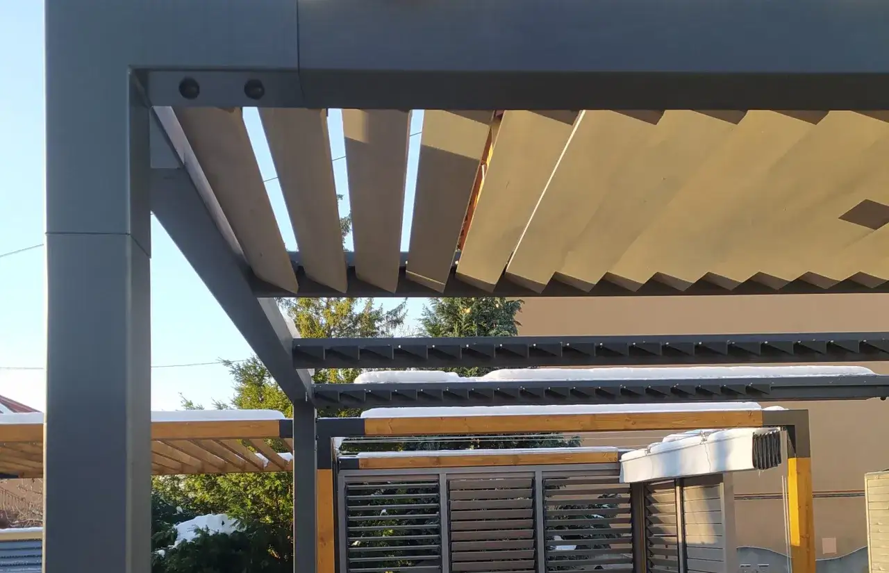 Nowoczesna pergola na tarasie, z ruchomymi lamelami i drewnianymi elementami. Idealna, by dowiedzieć się, jak zbudować pergolę na tarasie.